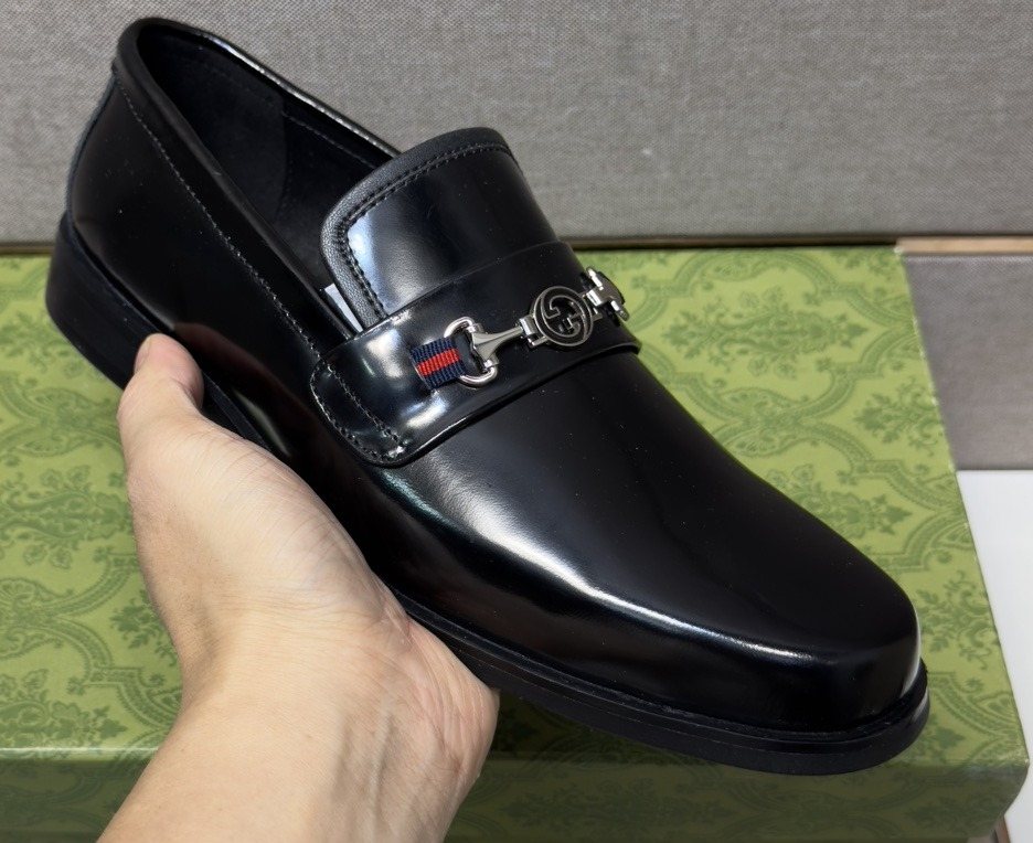 Gucci Men's Black Metal-Hardware Loafers - Rounded Toe